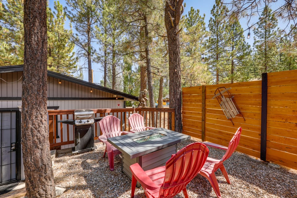Private Hot Tub & Patio! Woodsy Escape in Big Bear House in Southern California