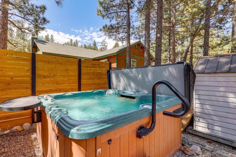 Private Hot Tub & Patio! Woodsy Escape in Big Bear House in Southern California