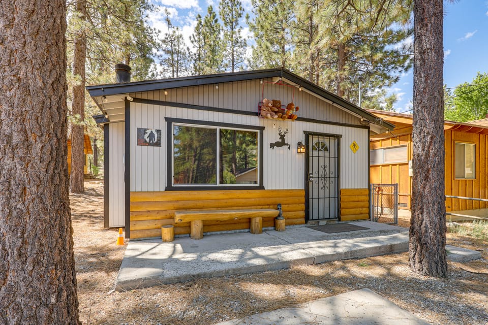 Private Hot Tub & Patio! Woodsy Escape in Big Bear House in Southern California