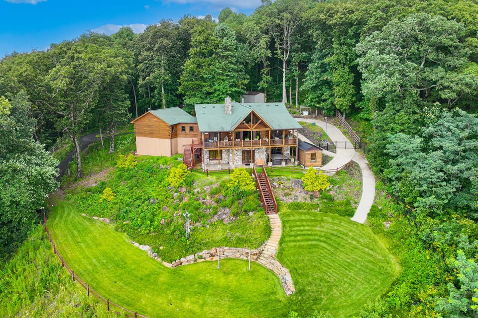 Mountain Top Lodge with Amazing Vista House in Georgia
