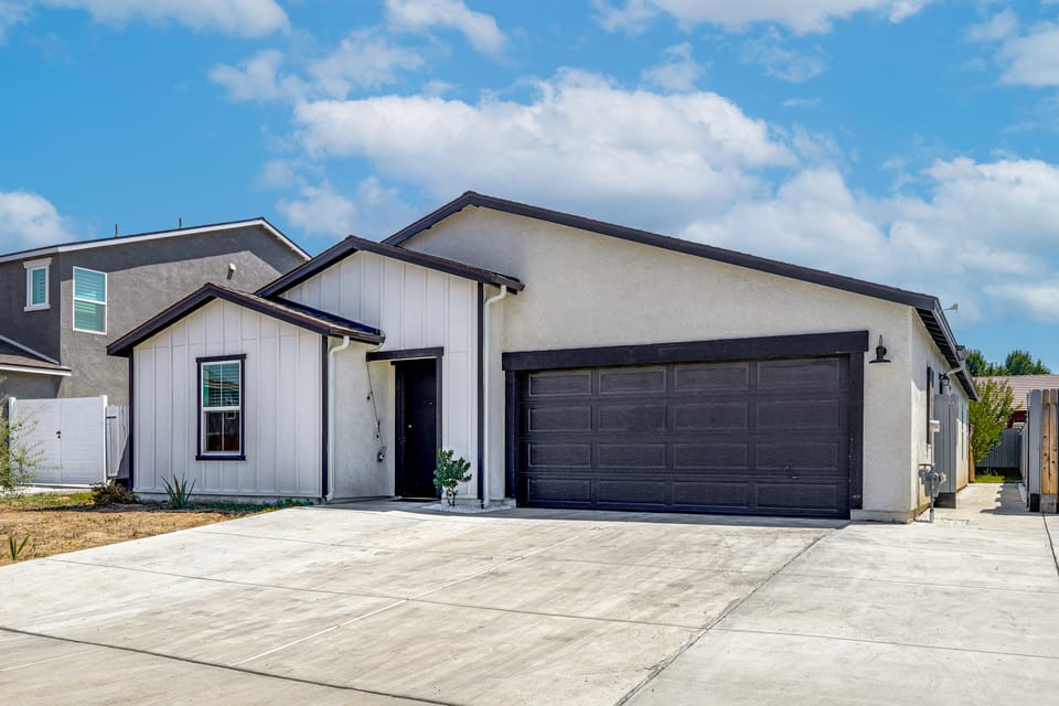 3 Mi to Sports Village! Family Gem w/ Fenced Yard House in Bakersfield