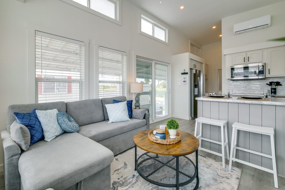 5 Mi to Beach: Family Fun, Modern with Great Views House in Port Isabel