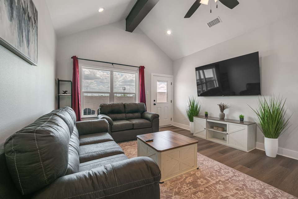 2 Mi to Angelo State University! New-Build Home House in San Angelo