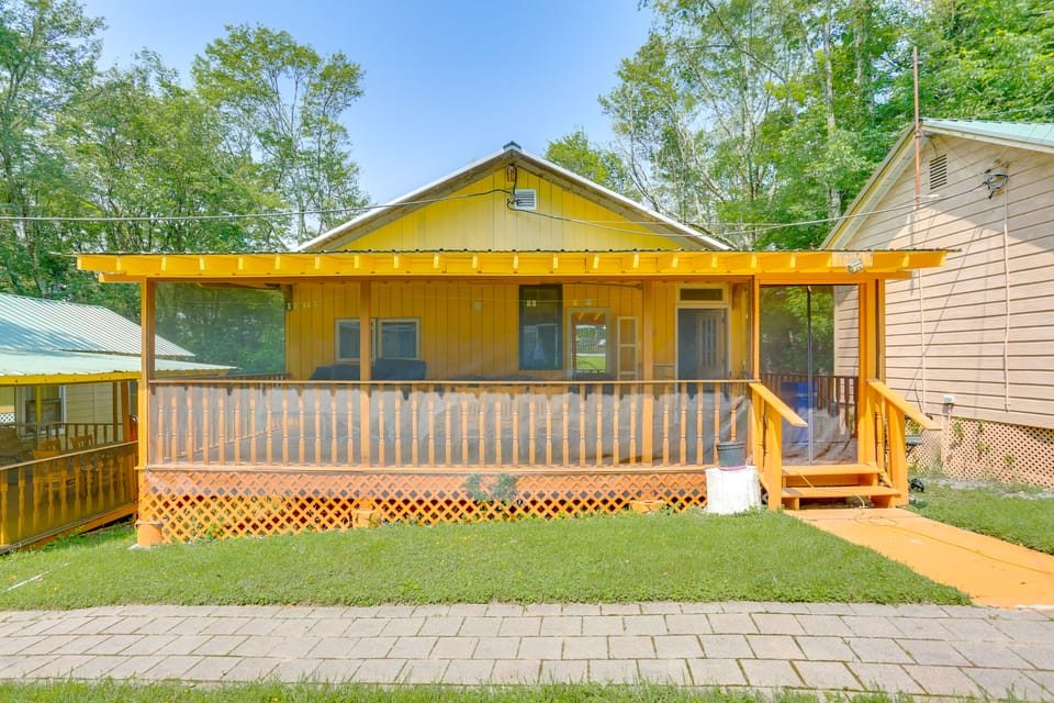 Catskills Group Retreat: 2 Cabins w/ Pool Access! House in New York