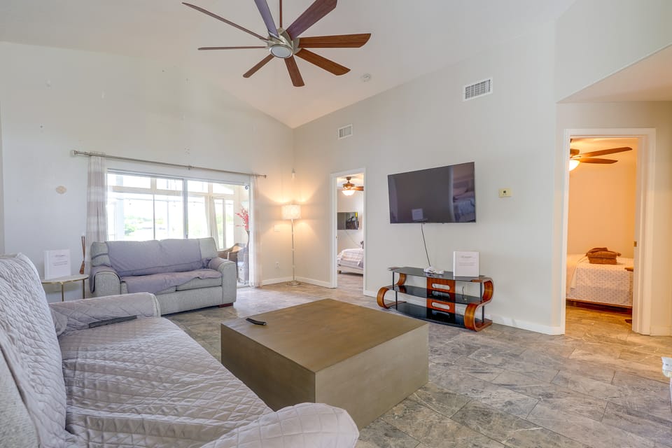 Extended Stays Welcome! Waterfront Gem in Orlando House in Orlando