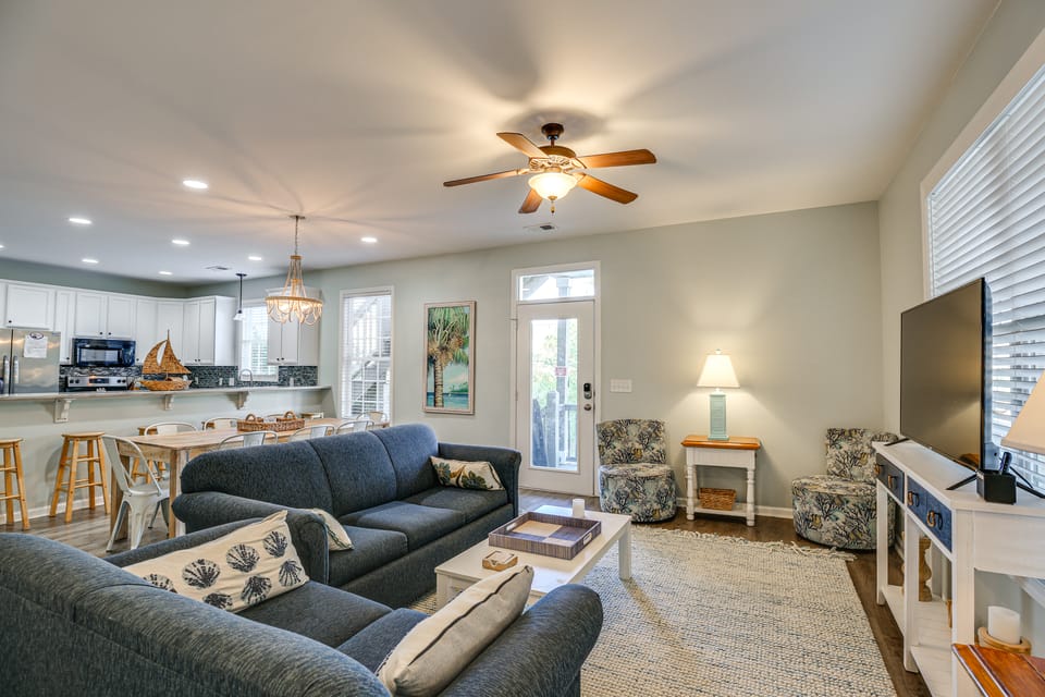 Walk to Beach! Murrells Inlet Sanctuary w/ Hot Tub House in Garden City