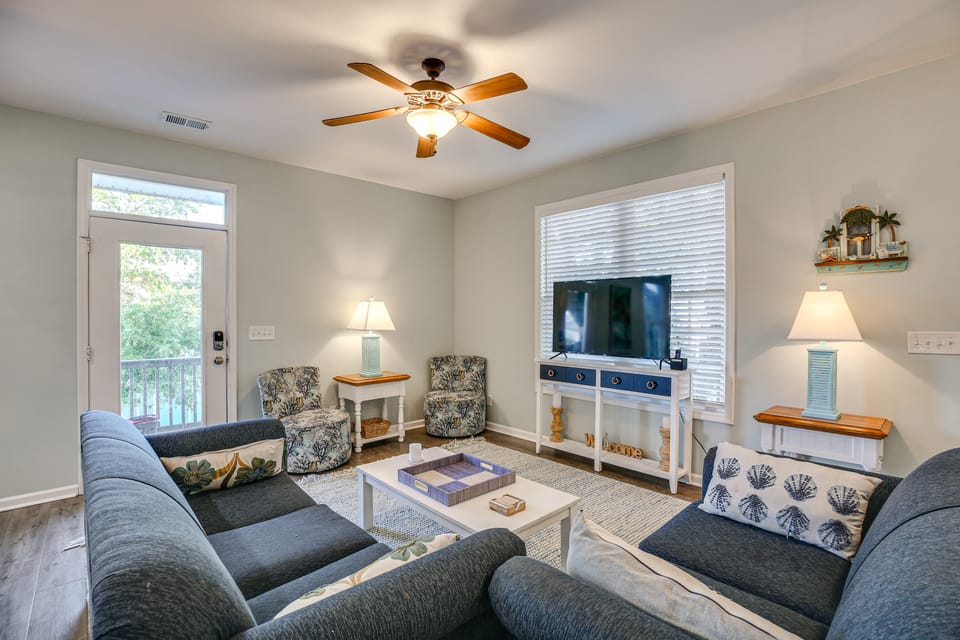 Walk to Beach! Murrells Inlet Sanctuary w/ Hot Tub House in Garden City
