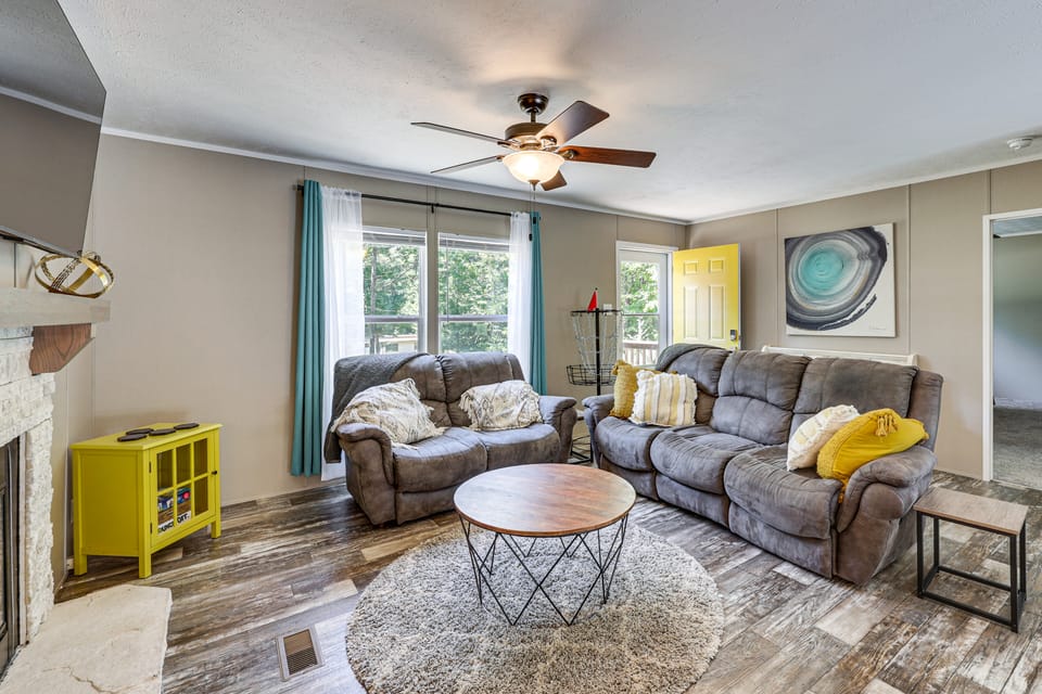 It's Our Pleasure! Lake Escape w/ Boat Ramp House in Lake Gaston