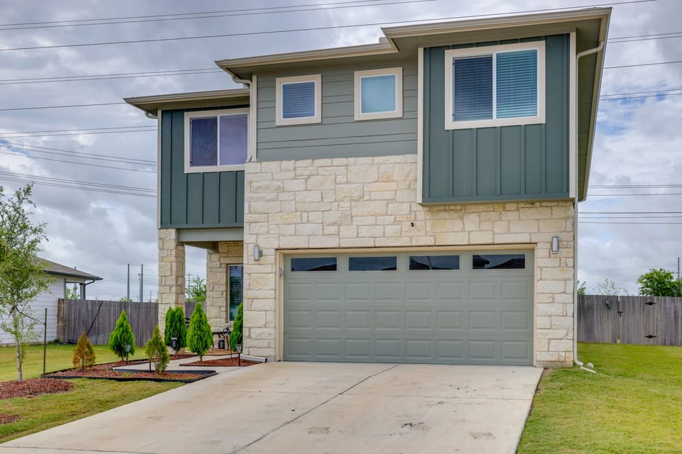 Fenced Yard! Family Getaway, Near Texas Ski Ranch House in San Marcos