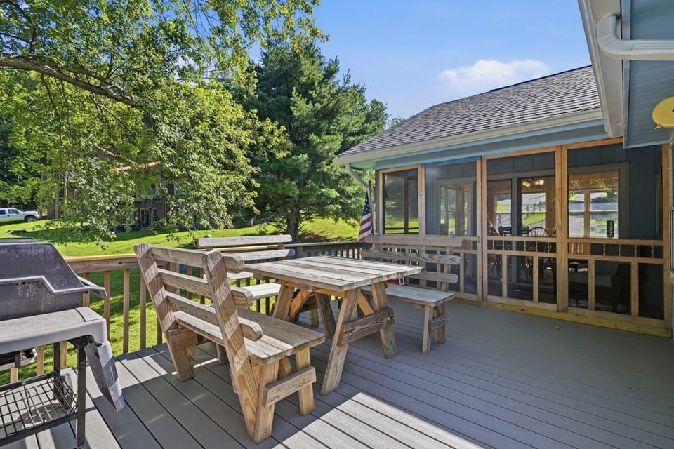 Lakefront Paradise on Lake Wallenpaupack w/ Dock House in Lake Wallenpaupack