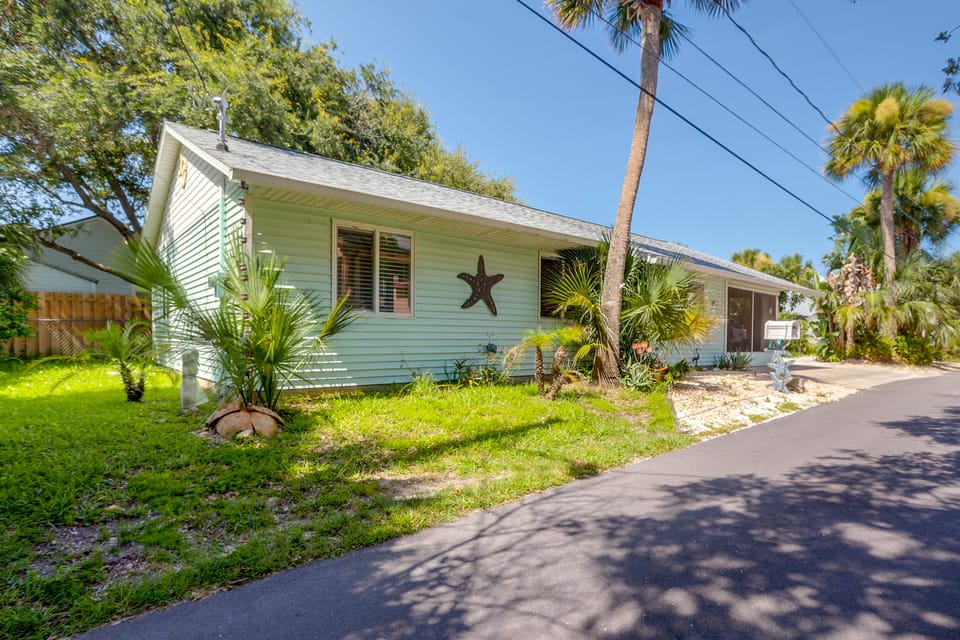 Flip-Flop to Beach & Flagler Ave! Breezy Getaway House in New Smyrna Beach