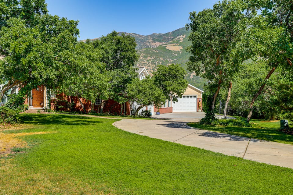 Full Kitchen! King Suite Near Snowbasin Apartment in Layton