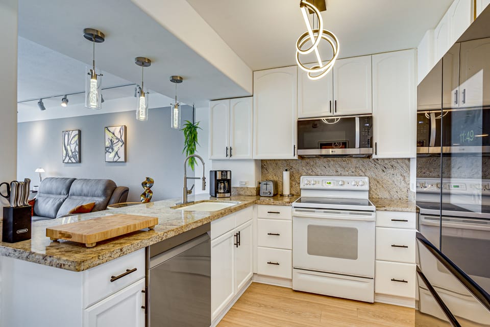1 Mi to Makaha Beach: 10th-Floor Condo w/ Views Apartment in Makaha Valley