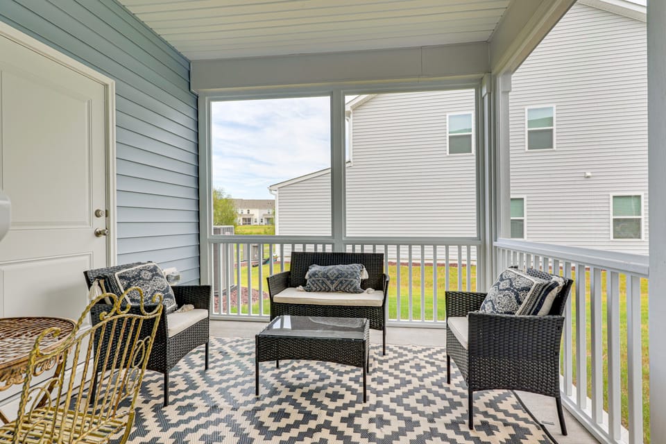 2 Townhome Retreat | Sleeps 12 | 40 Min to Raleigh House in Wilson