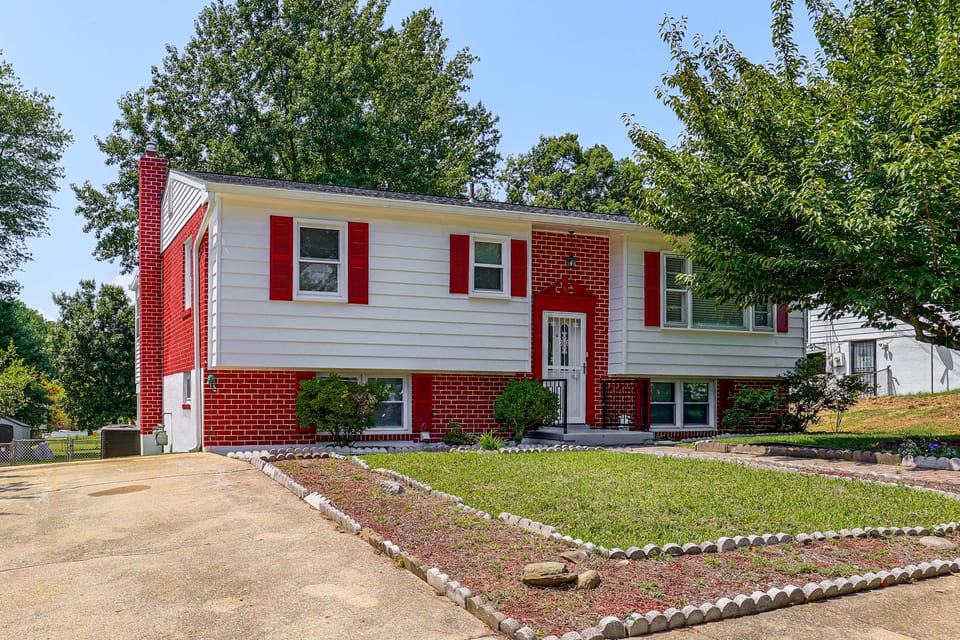 Family Home w/ Fenced Backyard, 16 Mi to DC! House in Prince Georges County