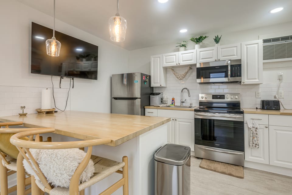 Walk to Dtwn! Home 2 Mi to Lake Worth Beach Park House in Lake Worth