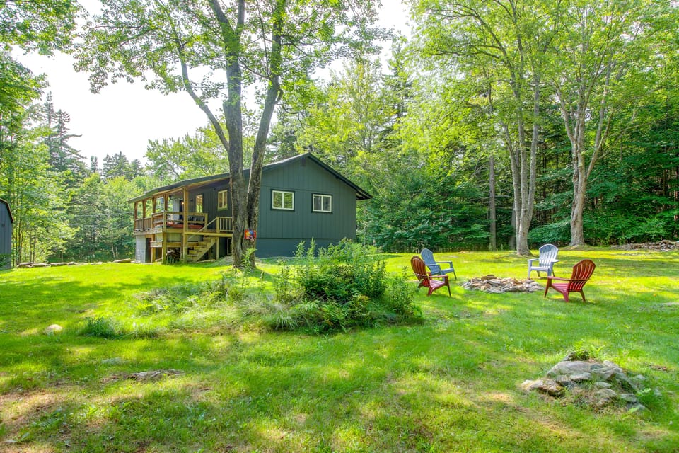 1 Mi to Mount Snow! Classic Chalet w/ Hot Tub House in Dover