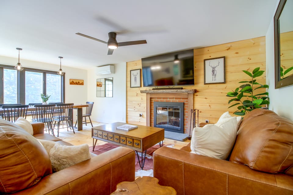 1 Mi to Mount Snow! Classic Chalet w/ Hot Tub House in Dover