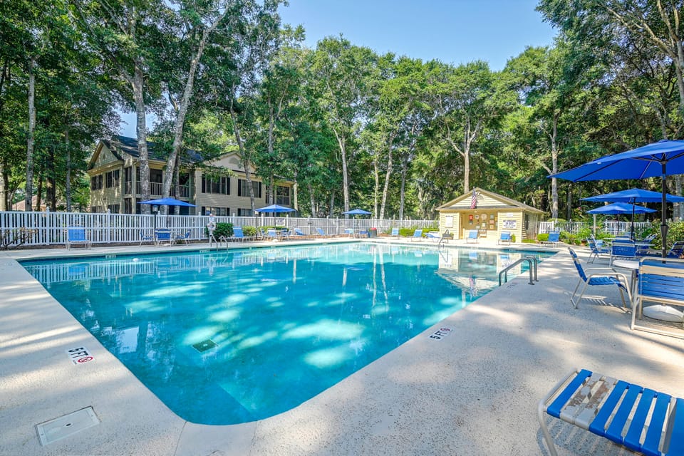 Pawleys Island Golf + Beach Getaway w/ Pool Access Apartment in South Carolina