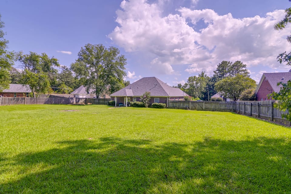 Fenced Yard! Group Getaway, 2 Mi to MSU House in Starkville