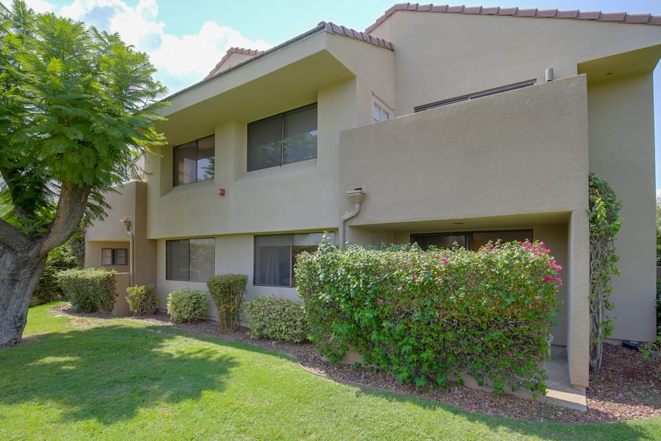 Unwind Poolside, Walk Dtwn! Palm Springs Retreat Apartment in Palm Springs
