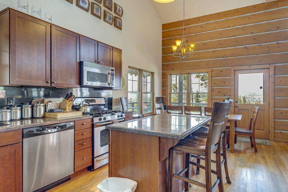 Hike, Bike & Ski! Rendezvous Cabin w/ Mtn Views House in Fraser