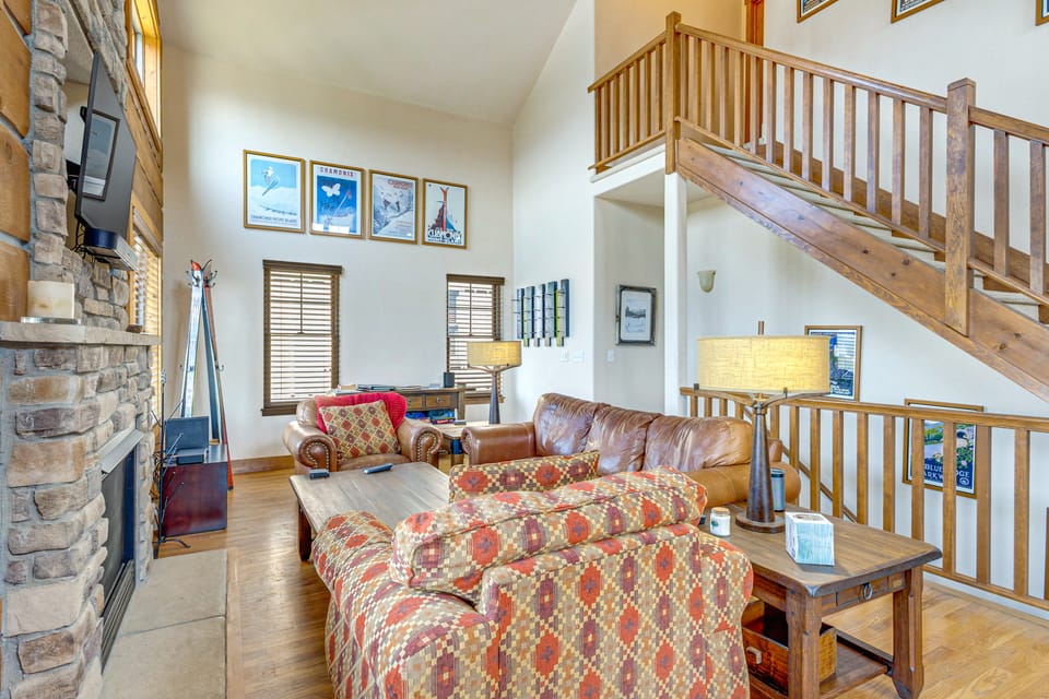 Hike, Bike & Ski! Rendezvous Cabin w/ Mtn Views House in Fraser
