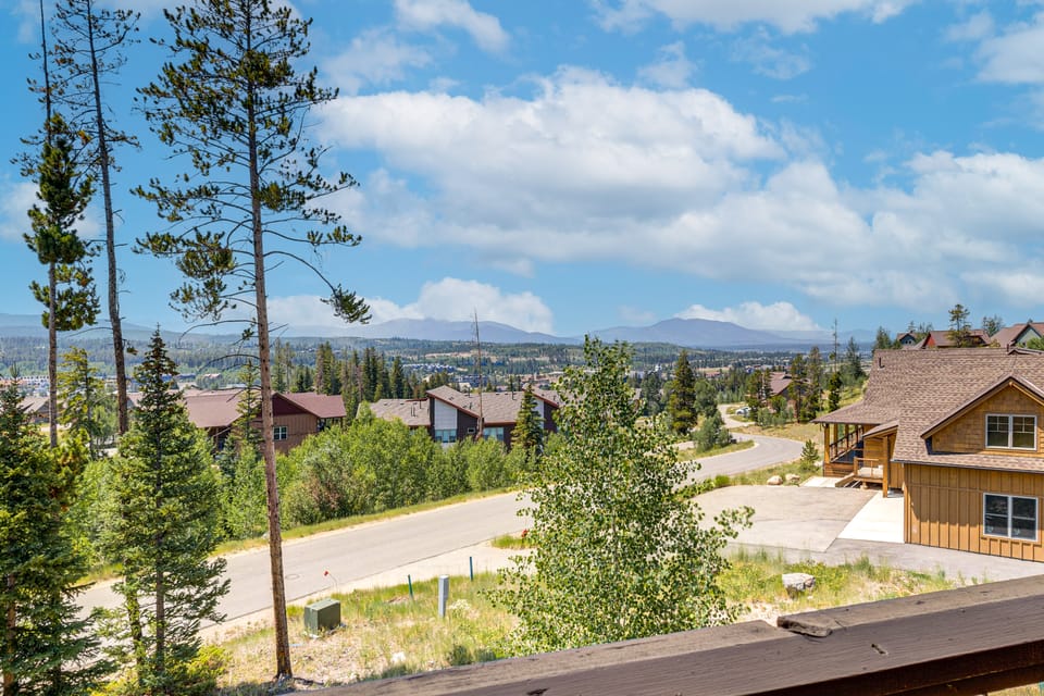 Hike, Bike & Ski! Rendezvous Cabin w/ Mtn Views House in Fraser