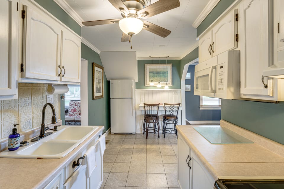 Walk to Beach! Luna Pier Haven w/ Yard & Views House in Luna Pier
