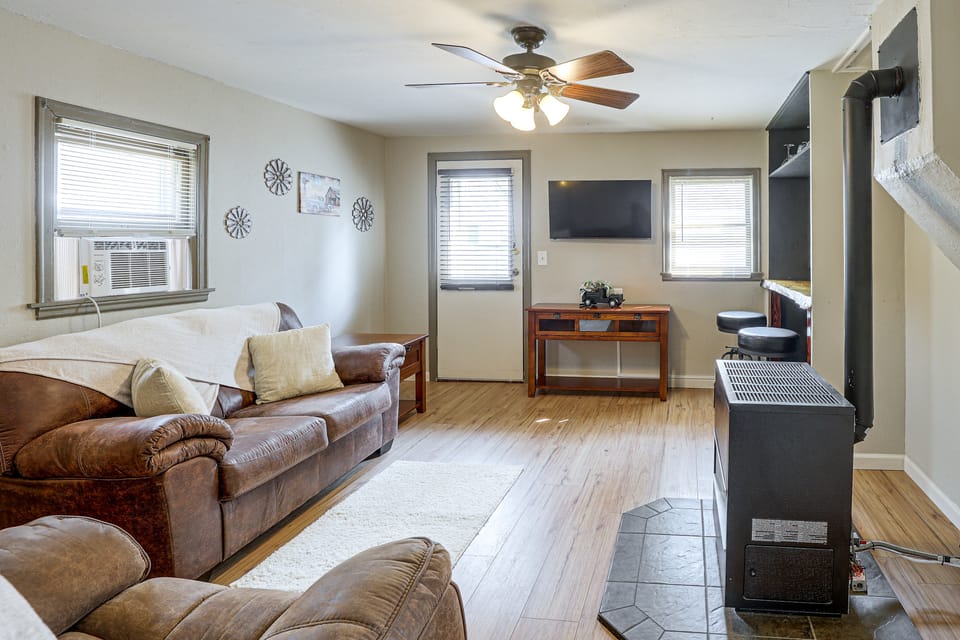 Walk to Park & Creek! Spearfish Couple’s Retreat House in Spearfish