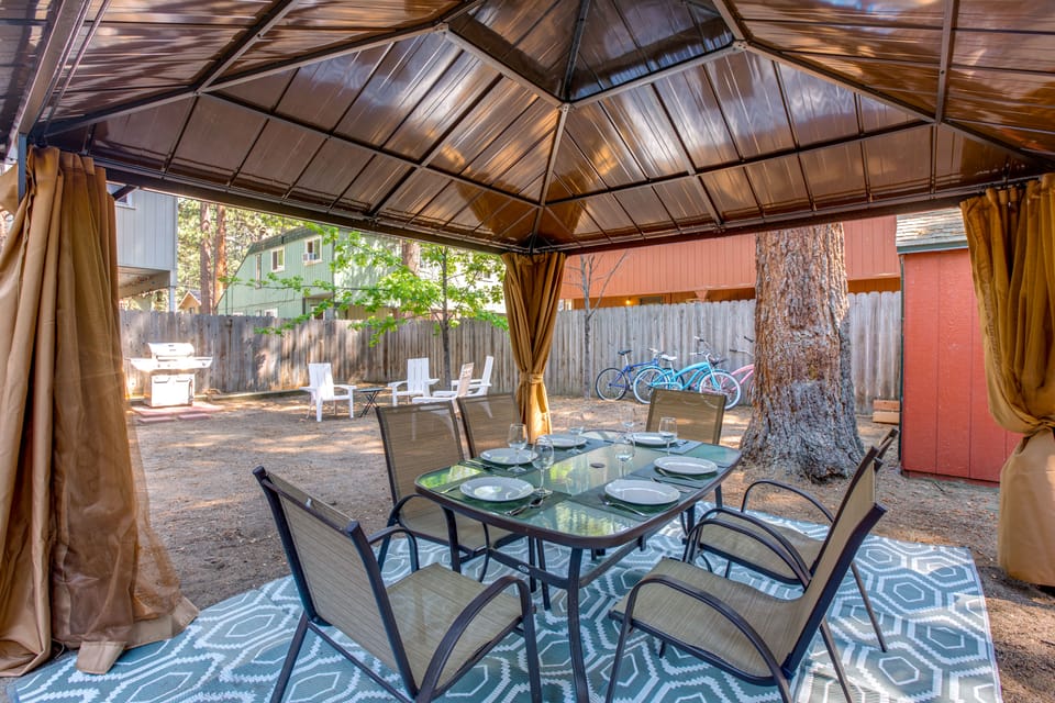 Walk to Regan Beach! Cozy Cabin w/ Private Hot Tub House in Al Tahoe