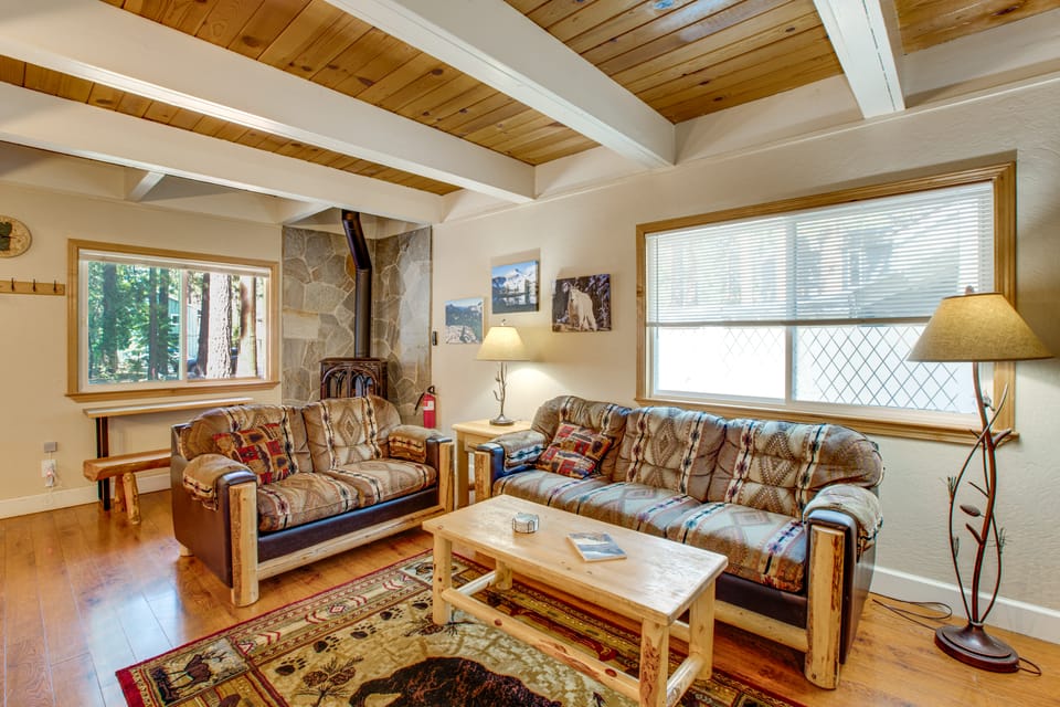 Walk to Regan Beach! Cozy Cabin w/ Private Hot Tub House in Al Tahoe