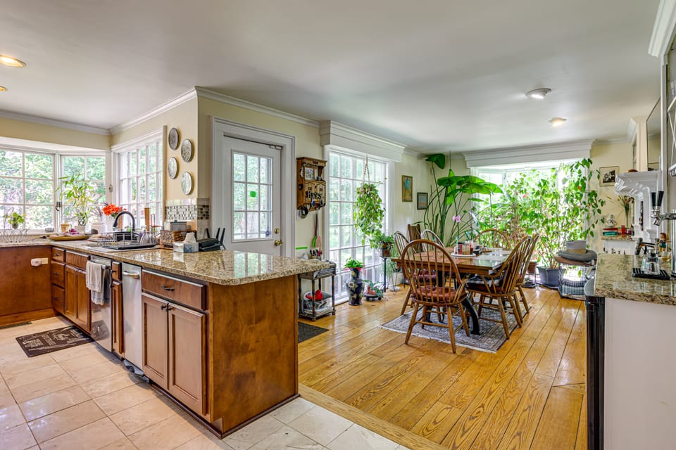 Historic Riverfront Escape in Youngstown w/ Dock House in Niagara-on-the-Lake