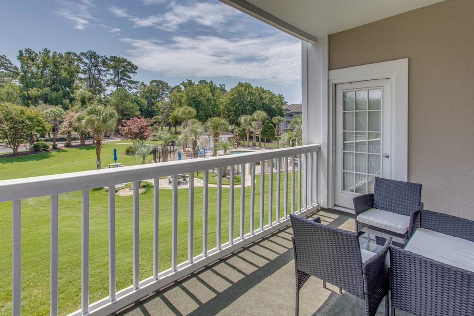 6 Pools, Golf Course! Myrtle Beach Family Condo Apartment in Carolina Forest