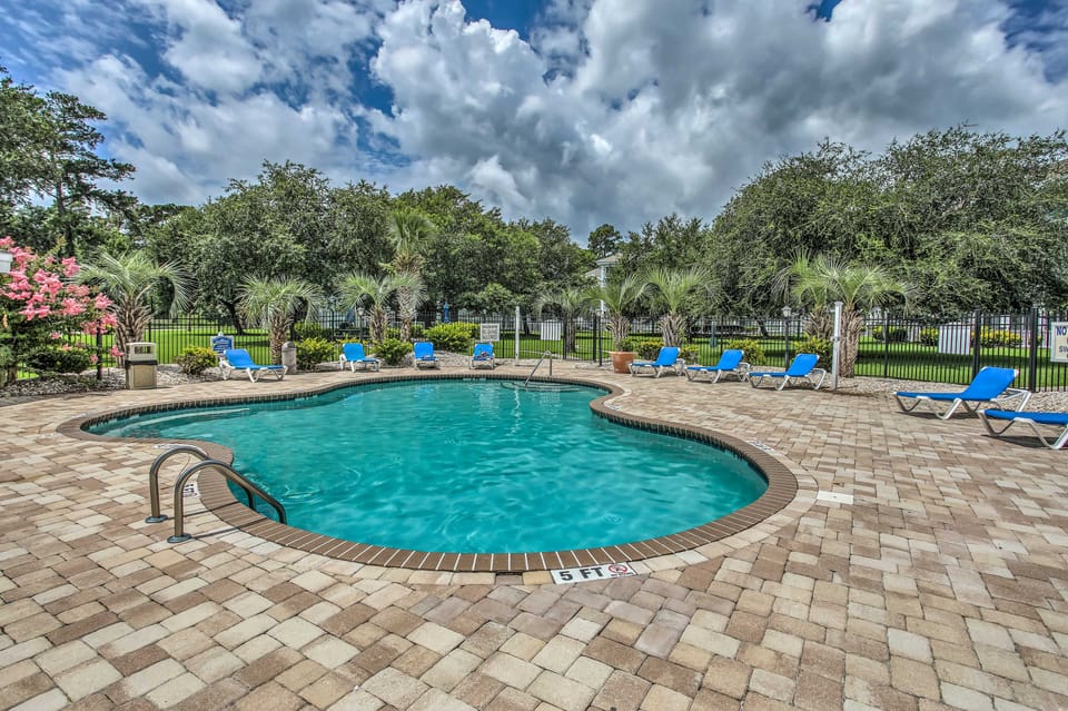 6 Pools, Golf Course! Myrtle Beach Family Condo Apartment in Carolina Forest