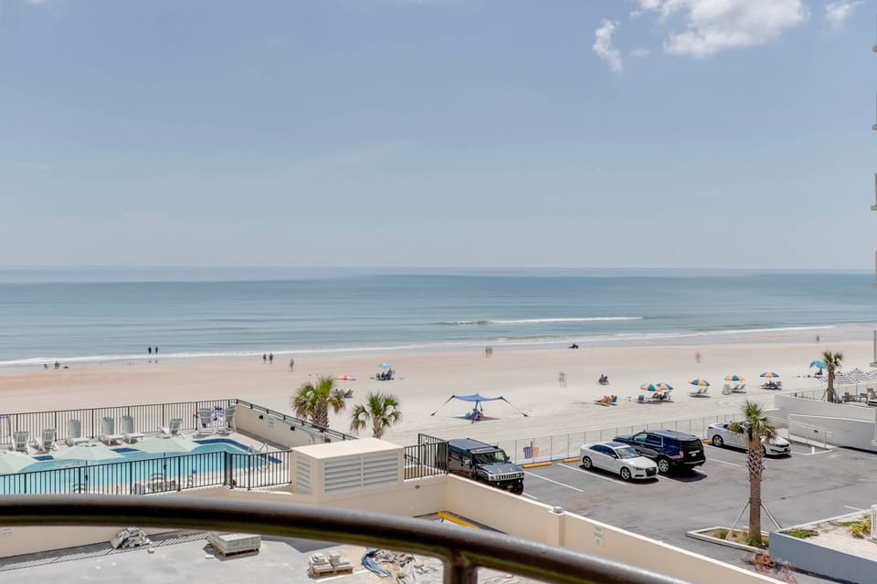 Beachfront Condo! Heated Pool, Ocean-View Balcony Apartment in Daytona Beach Shores