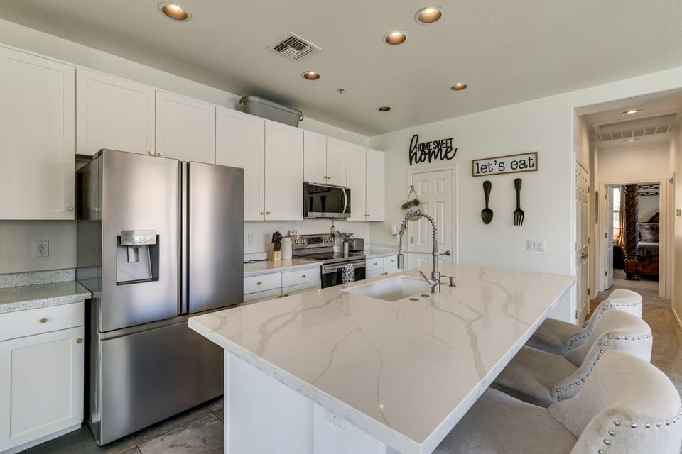 Relax Poolside, Explore South Mtn! Extended Escape Apartment in Phoenix
