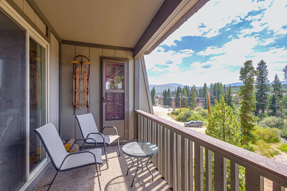 Condo Steps to Shuttle, Fraser River Trails & Pool Apartment in Fraser