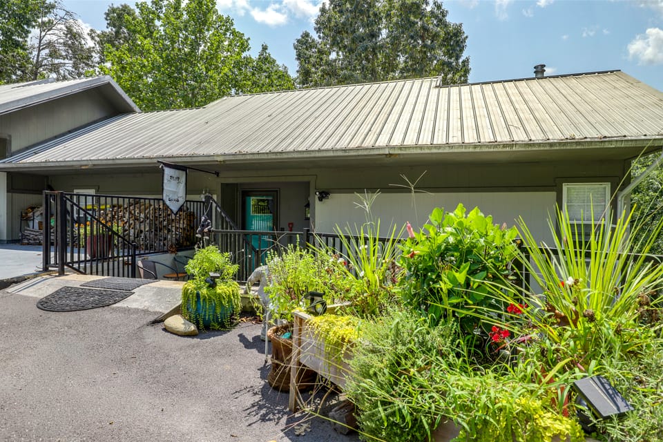 Cozy Gatlinburg Townhome w/ Deck in Arts District Apartment in Gatlinburg
