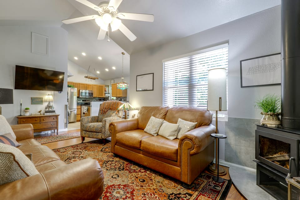 Cozy Gatlinburg Townhome w/ Deck in Arts District Apartment in Gatlinburg