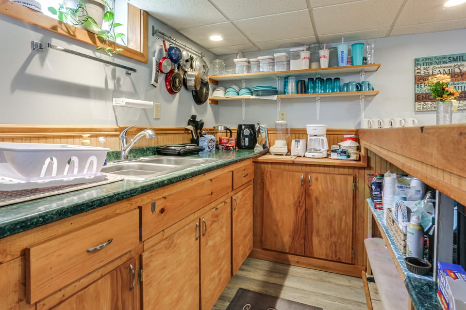 3 Mi to Shore! Searsport Apt w/ Shared Pool Apartment in Searsport