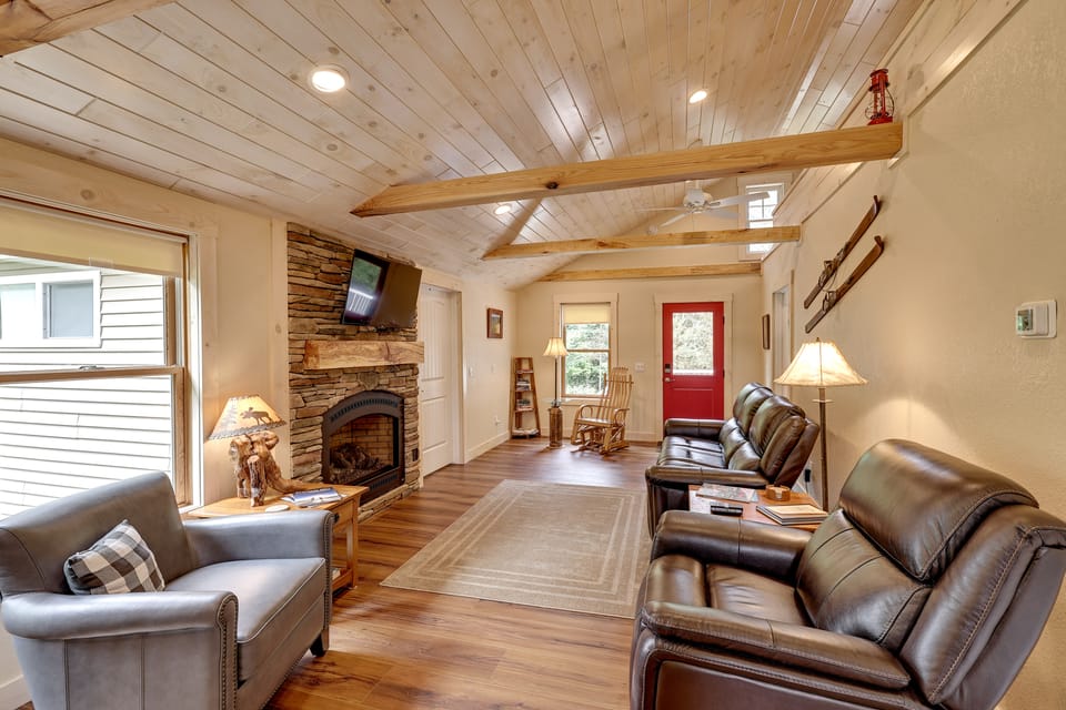 Golf, Beaches, Slopes & More! Thompsonville Home Cottage in Michigan