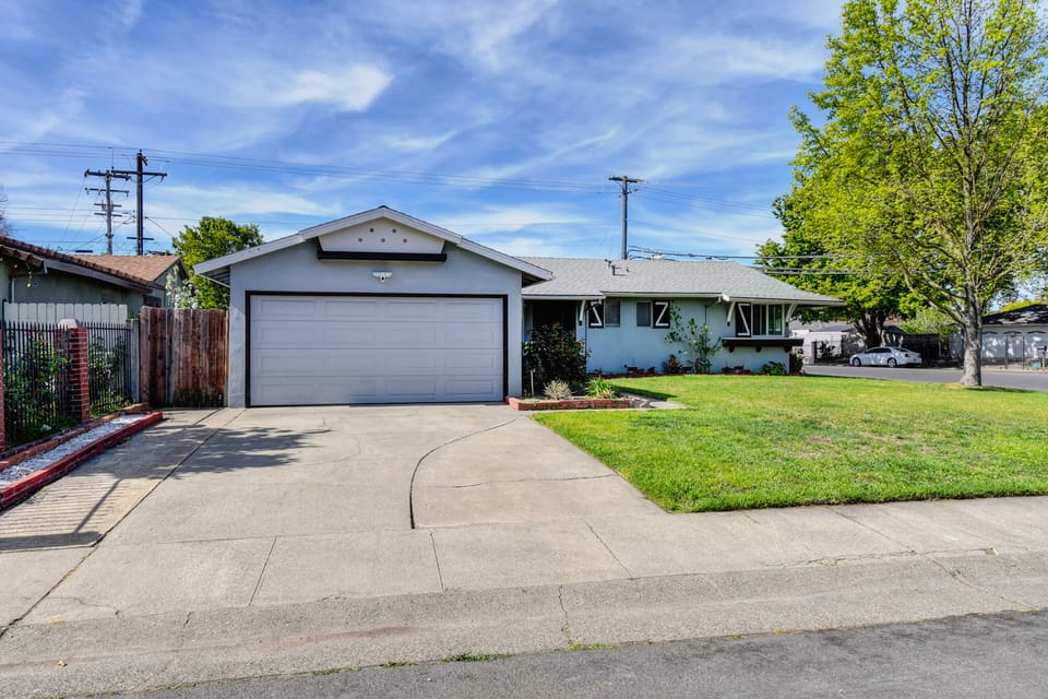 Pool Table! Spacious Home, 8 Mi to Dtwn Commons House in Sacramento