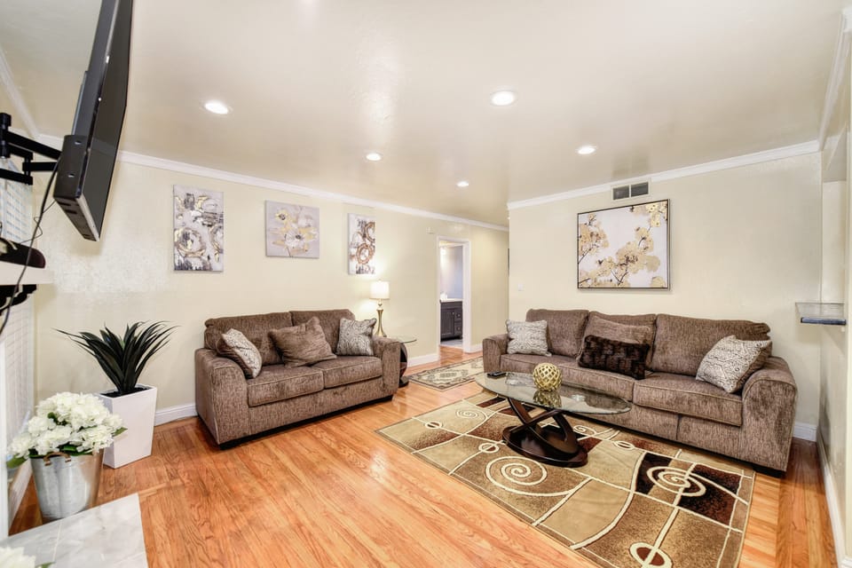 Pool Table! Spacious Home, 8 Mi to Dtwn Commons House in Sacramento