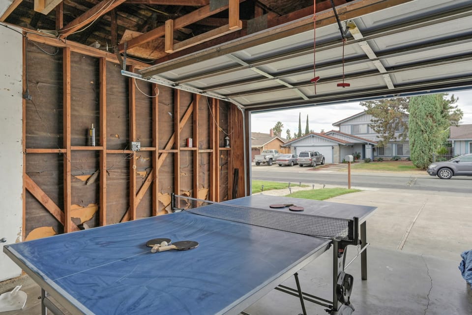 Near Golden 1 Center! Modern Home w/ Ping-Pong House in Sacramento