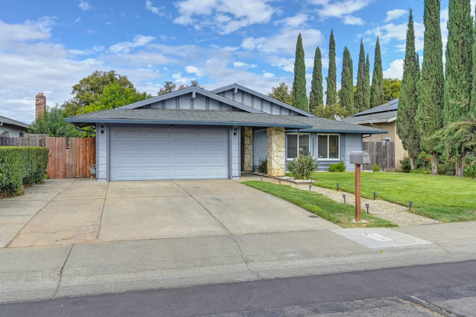 Near Golden 1 Center! Modern Home w/ Ping-Pong House in Sacramento