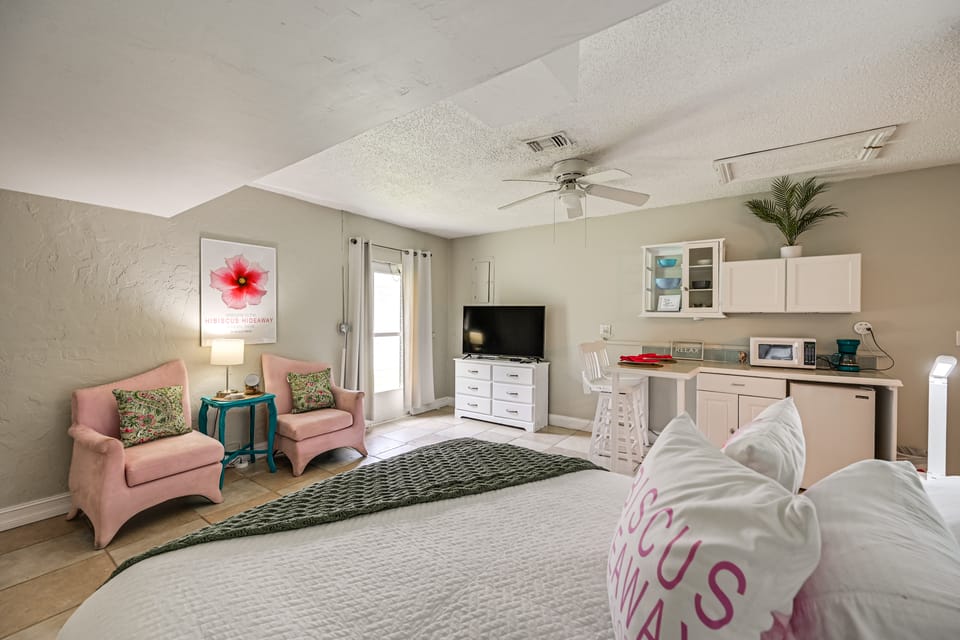 Lanai, Pool Access! Naples Studio Near Beach Apartment in East Naples
