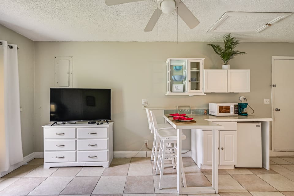 Lanai, Pool Access! Naples Studio Near Beach Apartment in East Naples