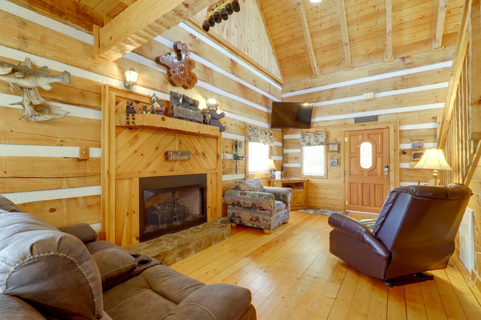 1 Mi to Dollywood! Hot Tub Hideaway in Smokies House in Sevier County