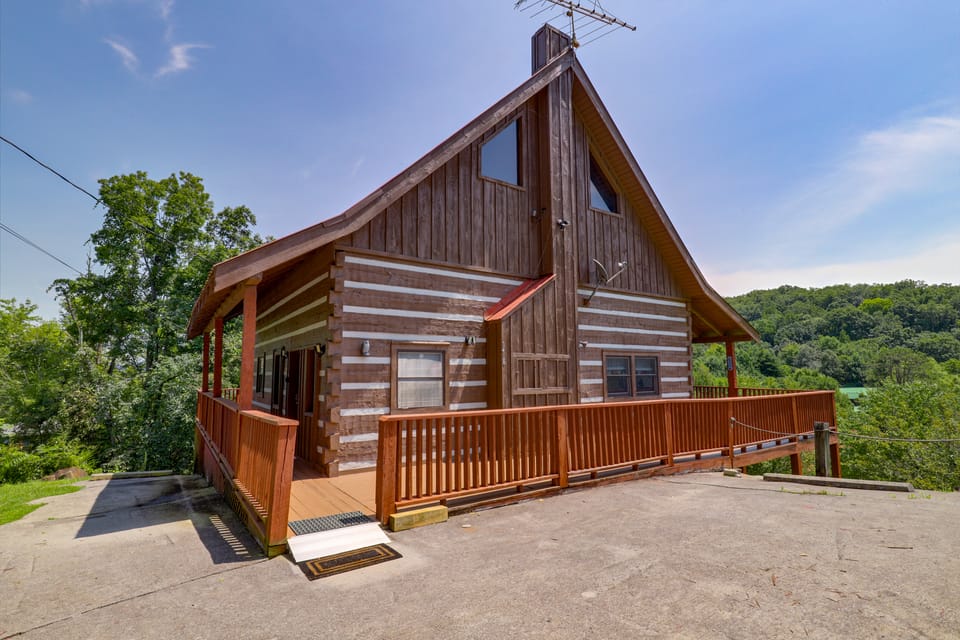 1 Mi to Dollywood! Hot Tub Hideaway in Smokies House in Sevier County